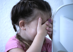 Strokovna sodelavka ZPMS: otroka se skupaj skrivata pod mizo, ker oče nad njima izvaja nasilje