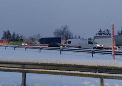 Sneg že povzroča preglavice: nekatere ceste so zaprte, nastajajo zastoji
