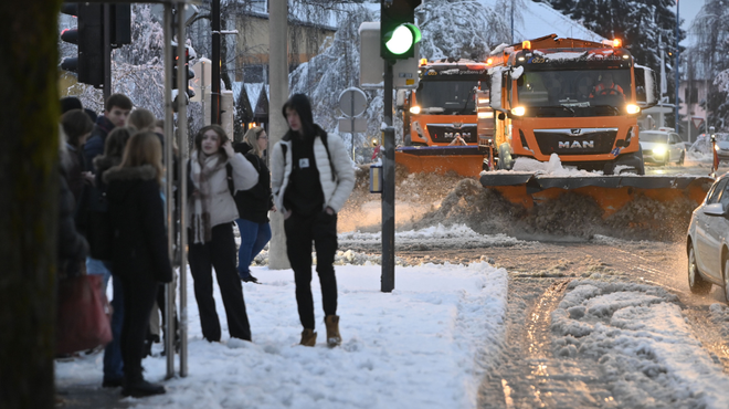 Spet jih je presenetil sneg: zakaj pločnike čistijo šele, ko zapade do 10 centimetrov snega (foto: Žiga Živulović jr./BOBO)