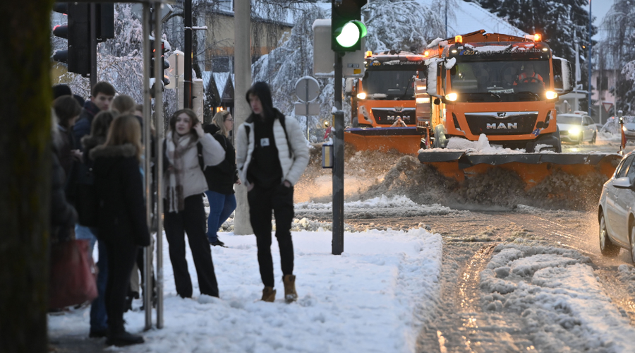 Spet jih je presenetil sneg: zakaj pločnike čistijo šele, ko zapade do 10 centimetrov snega (foto: Žiga Živulović jr./BOBO)