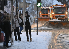 Spet jih je presenetil sneg: zakaj pločnike čistijo šele, ko zapade do 10 centimetrov snega