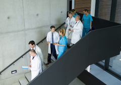 Slovenski zdravniki rekorderji v plačah: ljubljanski s kar 181 tisoč evri bruto na leto