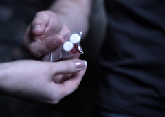 Kupil je drogo, zaradi katere je pristal v bolnišnici: policija ovadila preprodajalca