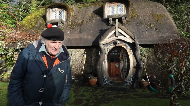 89-letnik navdušil s pravo pravcato hobitovo hiško, čeprav nikoli ni videl Gospodarja prstanov (foto: Youtube/SWNS/posnetek zaslona)