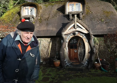 89-letnik navdušil s pravo pravcato hobitovo hiško, čeprav nikoli ni videl Gospodarja prstanov