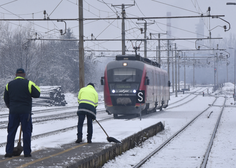 Previdno na poti: sneg povzroča velike preglavice, ponekod prekinjen železniški promet