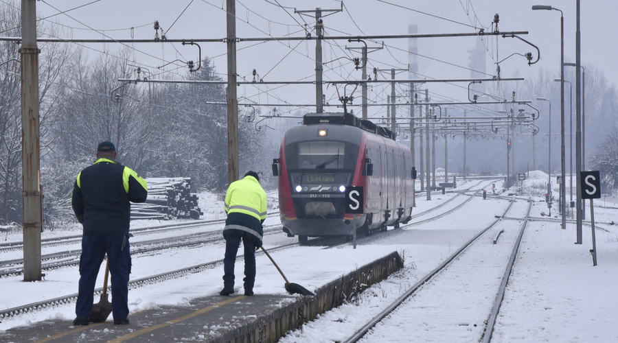 Previdno na poti: sneg povzroča velike preglavice, ponekod prekinjen železniški promet (foto: Žiga Živulović jr./Bobo)