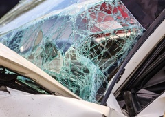 Mladost je norost: 19-letnik med vožnjo sprožil eksplozivno sredstvo (posledice so hude)