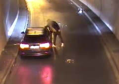 (VIDEO) Čistil je avtomobil sredi predora: Darsove kamere ob pošiljki snega posnele več neodgovornih ravnanj