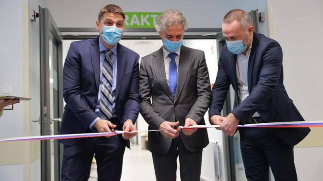 V celjski bolnišnici premier Golob in minister Bešič Loredan slavnostno odprla novo stavbo (foto: Twitter/Matjaž Lesjak)