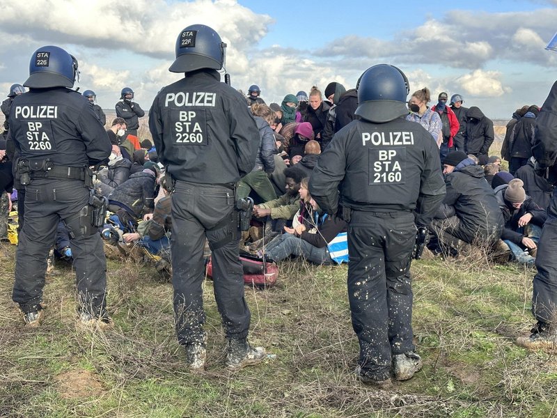 Greta Thunberg je bila med protestniki, ki jih je policija fizično odstranila iz vasi.