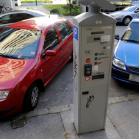 Razbesnjeni stanovalci razbijajo avtomate, slovenski župan pa žuga in grozi s sodiščem