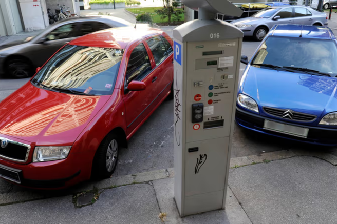 Razbesnjeni stanovalci razbijajo avtomate, slovenski župan pa žuga in grozi s sodiščem
