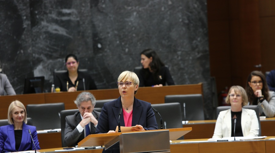 Nataša Pirc Musar: ʺKdor je imel kdaj živalskega prijatelja ve, kakšna posebna vez je toʺ (foto: Klara Gojčič/vir: DZ, sporočilo za javnost)