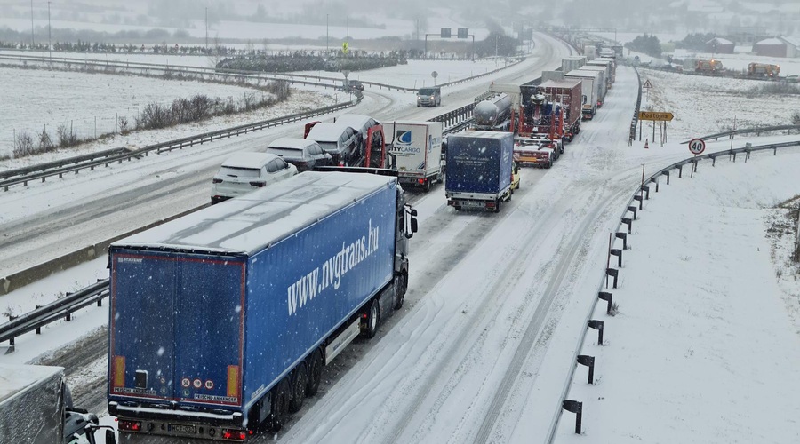 Preden se odpravite v službo, preverite razmere na cestah (foto: Valter Leban/Bobo)