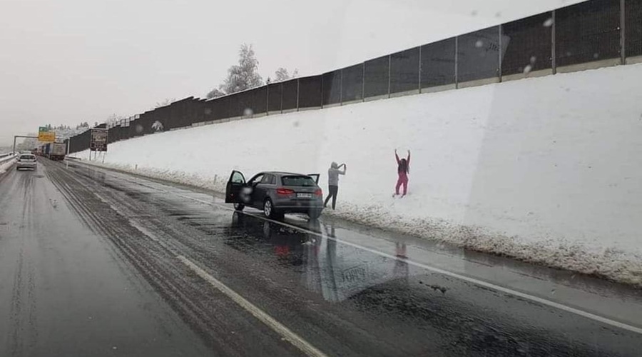 Vse za všečke: na odstavnem pasu ustavil in izbranko fotografiral na snegu (foto: Facebook/Zavod Reševalni PAS)