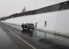Vse za všečke: na odstavnem pasu ustavil in izbranko fotografiral na snegu