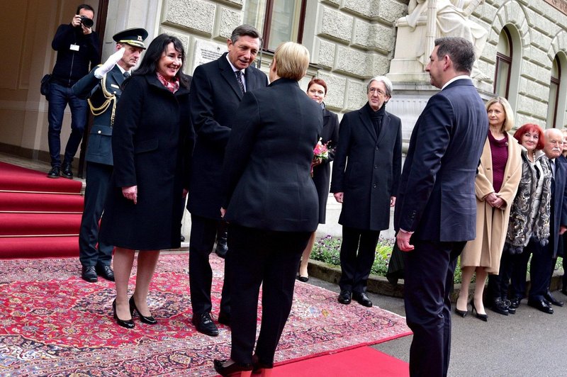 Partnerka bivšega predsednika republike Boruta Pahorja, odvetnica Tanja Pečar, ni uveljavljala nobene od zakonskih pravic, navaja Večer.