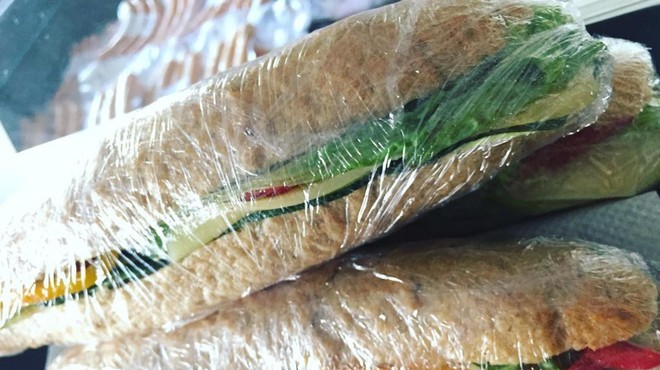 FOTO: V Celju kupil sendvič, na njem pa je pisalo nekaj, kar je nasmejalo vso Slovenijo (foto: Facebook/Trgovina Krajček)