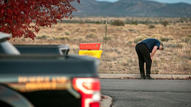 Igralec, ki je po nesreči ustrelil režiserko, obtožen uboja (foto: Jim Weber, The New Mexican/Twitter/Rick Folbaum)