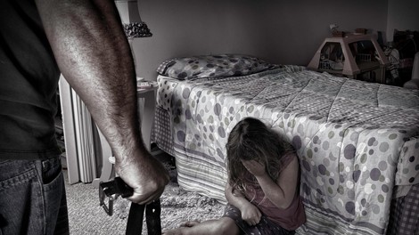 Grozljivo početje: to je kazen za moškega, ki je več let spolno in fizično zlorabljal pastorki