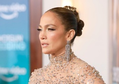 Vse oči so bile uprte v njeno sanjsko obleko, JLo pa se je kislo držala. To je kasneje povedala