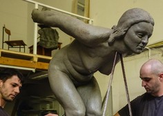 Študenta navdušila z repliko kipa plavalke, ki so ga pred 15 leti ukradli izpred kopališča Ilirija
