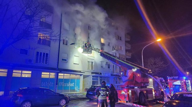 Goreče stanovanje v Mariboru ogrozilo prebivalce bloka (foto: Lokalec.si)
