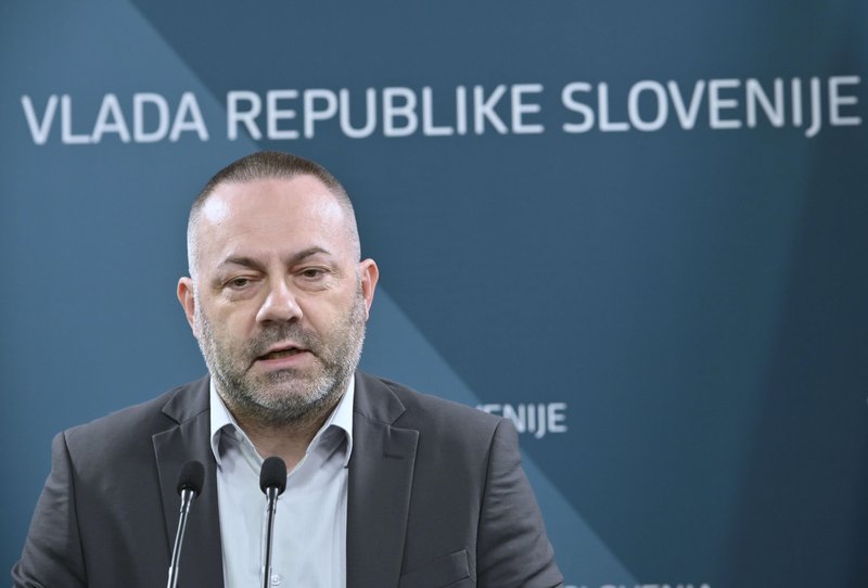 Minister je odgovoril na očitke, zakaj šele sedem mesecev po volitvah iščejo rešitve za zdravstveni sistem. Kot je povedal, je toliko časa trajalo zbiranje podatkov, ki niso centralizirani.