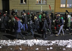 FOTO: Protestniki v središču Ljubljane v policiste metali snežne kepe. Poglejte, kako so se odzvali