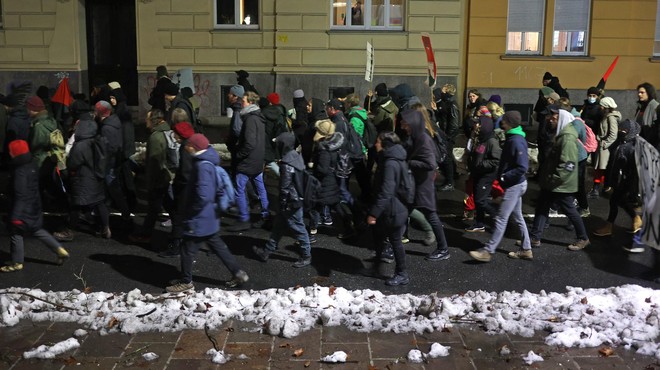 FOTO: Protestniki v središču Ljubljane v policiste metali snežne kepe. Poglejte, kako so se odzvali (foto: Borut Živulović/Bobo)