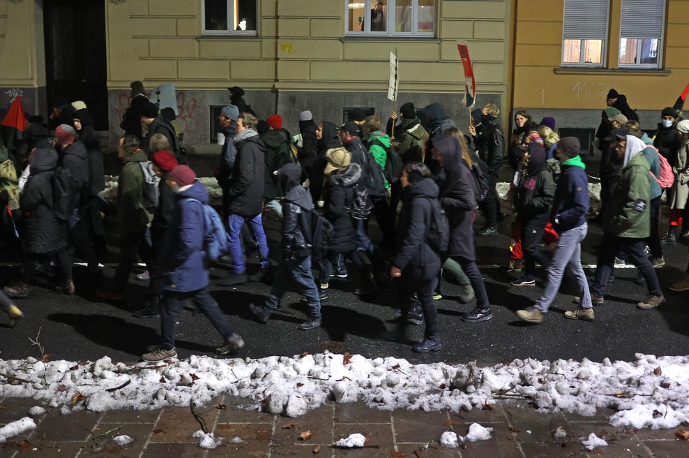 FOTO: Protestniki v središču Ljubljane v policiste metali snežne kepe. Poglejte, kako so se odzvali (foto: Borut Živulović/Bobo)