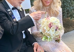 Nikoli ni prepozno za ljubezen: astronavt se je poročil na 93. rojstni dan