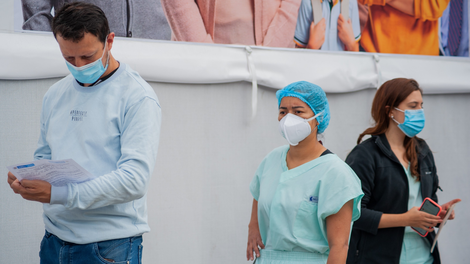 Virus zopet na pohodu: le v enem tednu 42 smrtnih primerov covida-19