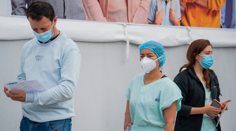 V samo enem tednu na tisoče mrtvih zaradi covida-19 (foto: Profimedia)
