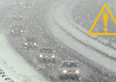 Previdno, če se odpravljate na pot: po nekaterih delih Slovenije sneg, kot ga ne pomnijo, napoved vetra tudi do 140 km/h