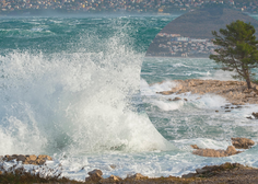 Na Hrvaškem težave zaradi orkanske burje: pozabite na sprehode ob morju