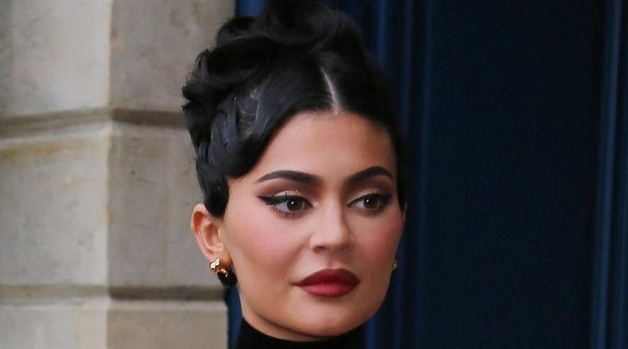 Ne boste verjeli, katero zver in v kakšni velikosti si je Kylie Jenner "pripela" na obleko (FOTO) (foto: Profimedia)
