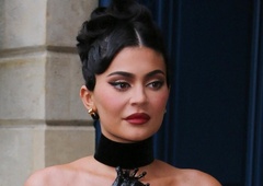 Ne boste verjeli, katero zver in v kakšni velikosti si je Kylie Jenner "pripela" na obleko (FOTO)
