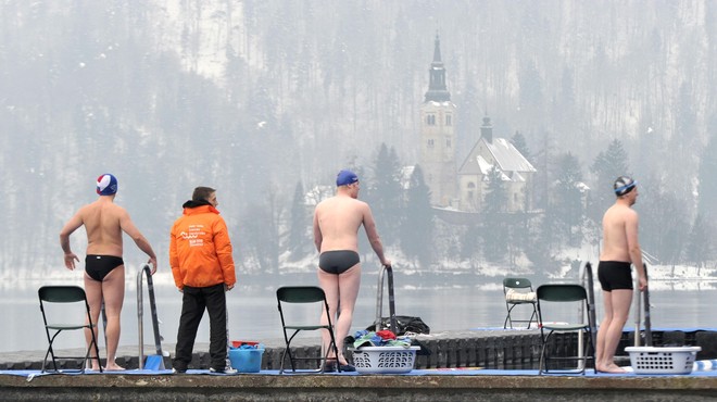 Za nekatere ni zime, namesto v rusko se bodo najpogumnejši pognali v Blejsko jezero (foto: Srdjan Živulovič/Bobo)