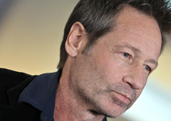 Slavni igralec, ki se je zdravil zaradi odvisnosti od spolnosti, se ne loči od 33 let mlajše zaročenke