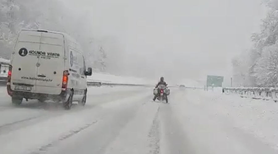 VIDEO: Ob tem posnetku vam bo zaledenela kri, zgodilo se je na slovenski avtocesti (foto: Facebook/Ustvarimo reševalni pas na avtocestah/posnetek zaslona)