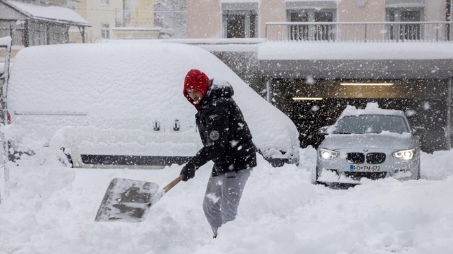 V več slovenskih regijah velike težave zaradi obilnega sneženja (foto: Valter Leban/Bobo)
