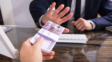 Po sledi denarja: kakšna je vloga medijskih agencij pri nezakonitem financiranju političnih strank?