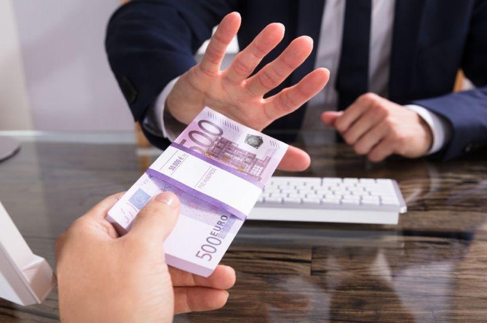 Po sledi denarja: kakšna je vloga medijskih agencij pri nezakonitem financiranju političnih strank? (foto: Profimedia)