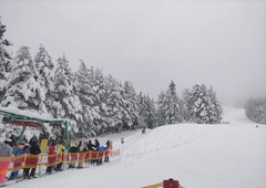 Nesreča na Mariborskem Pohorju: smučar padel in se hudo poškodoval (policija pojasnjuje)