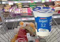 Kakšna zmeda: Sparova nalepka na jogurtu iz Tuša (VIDEO)