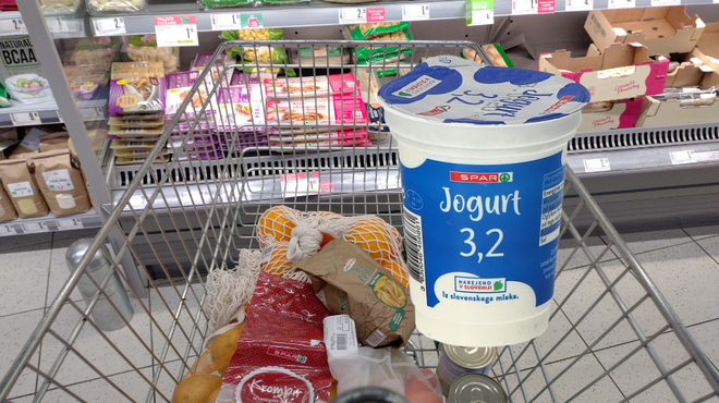 Kakšna zmeda: Sparova nalepka na jogurtu iz Tuša (VIDEO) (foto: BOBO/Spar/fotomontaža)