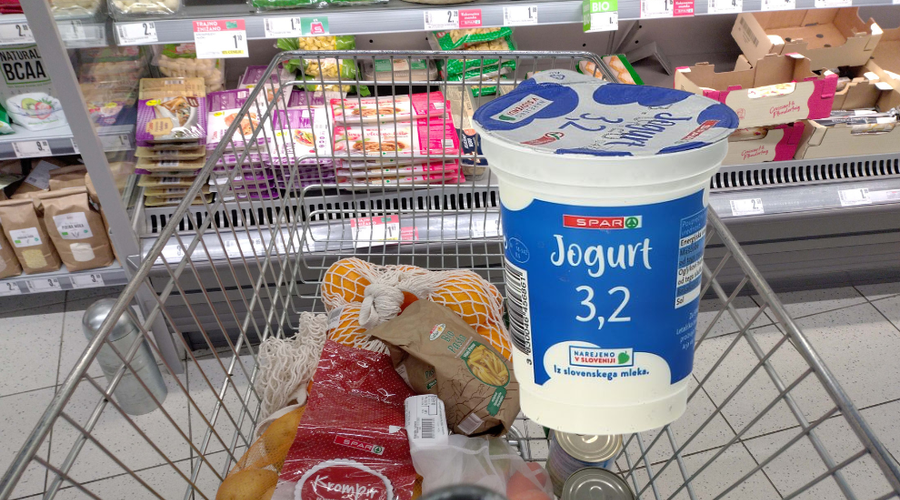 Kakšna zmeda: Sparova nalepka na jogurtu iz Tuša (VIDEO) (foto: BOBO/Spar/fotomontaža)