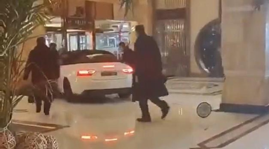 Jezni gost z avtom zapeljal v hotelsko avlo in povzročil ogromno škode (VIDEO) (foto: Youtube/posnetek zaslona/CNA)